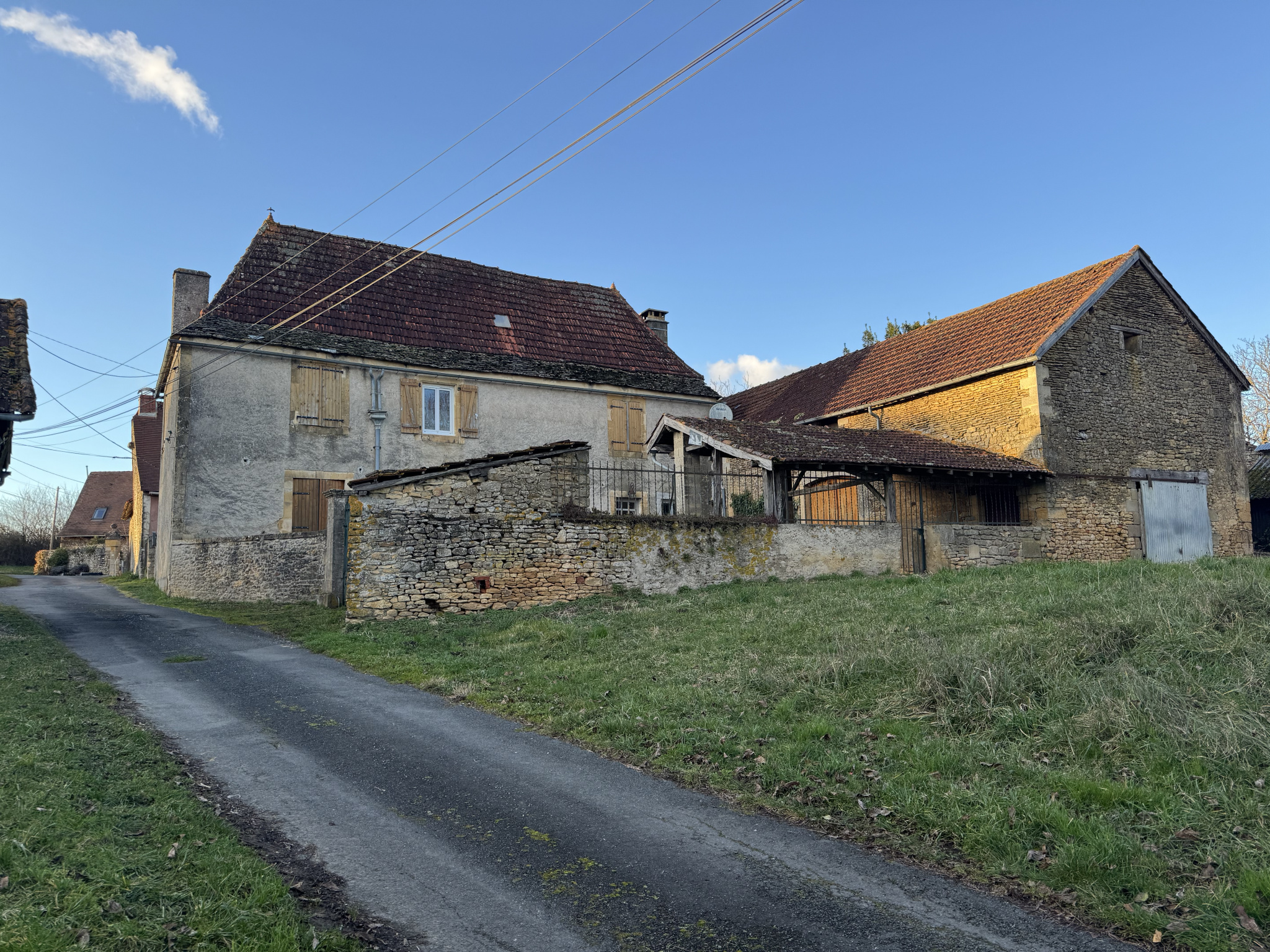 Maison en pierres avec dépendances à restaurer...2404 m2 de terrain ... la Chapelle Aubareil...