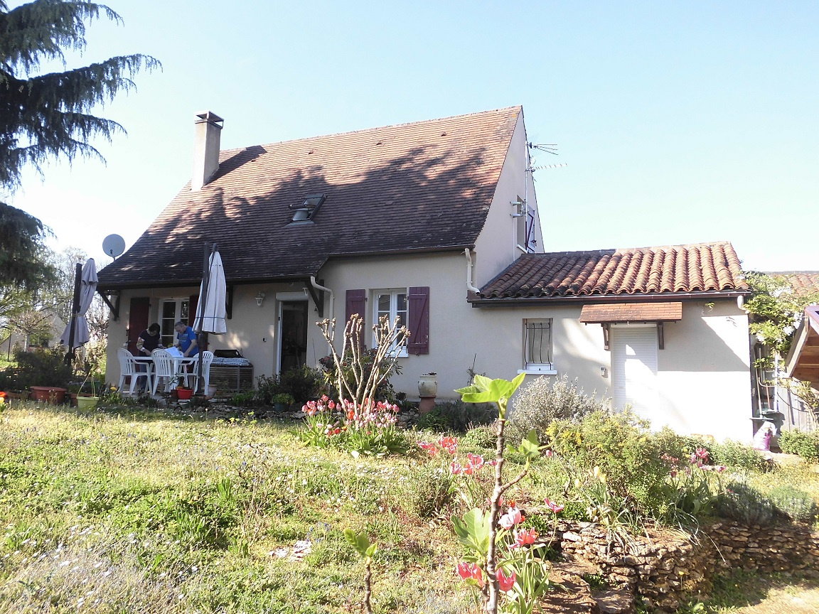 à   100 metres centre village tout commerces