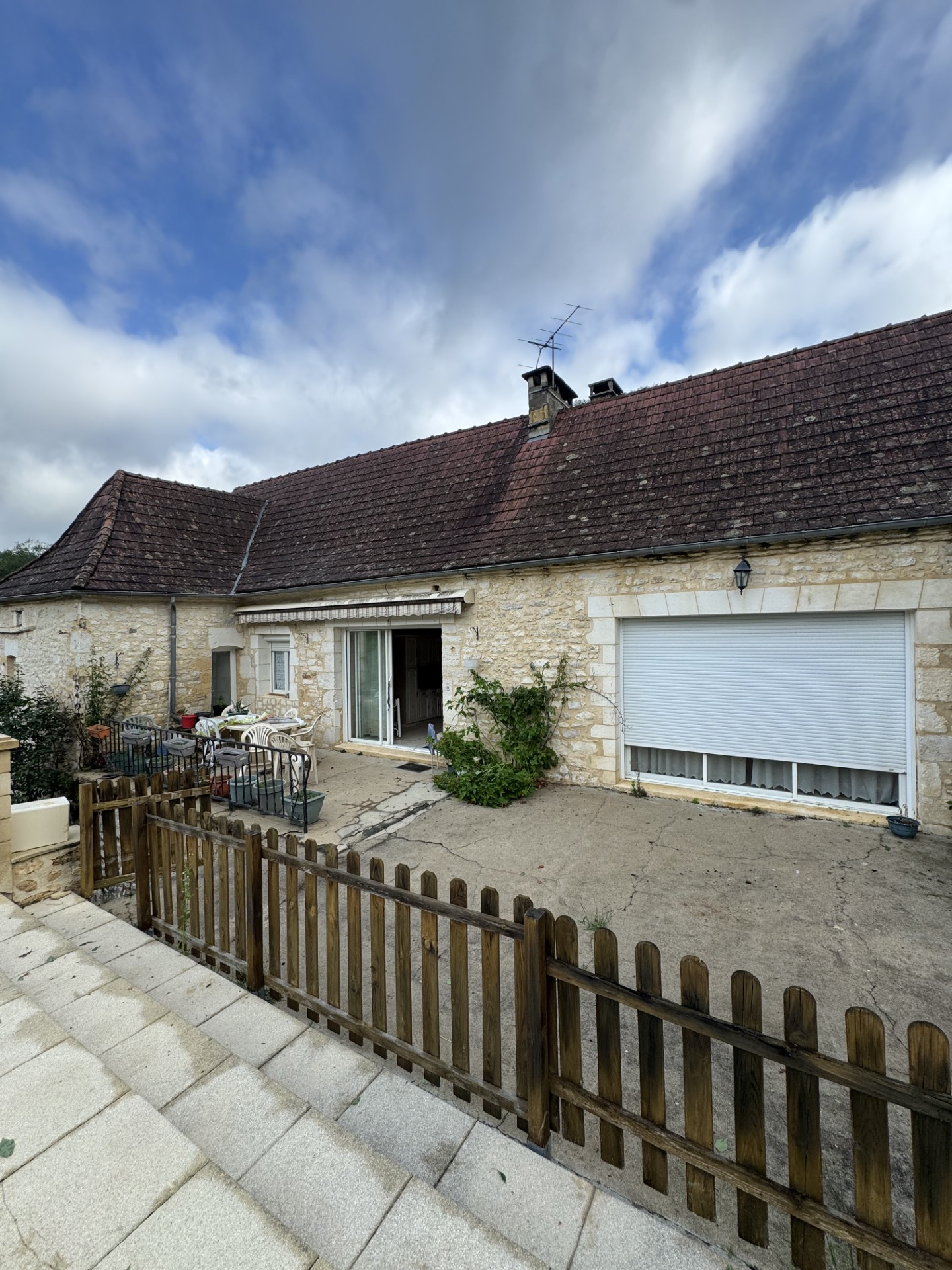 Maison en pierres avec dépendance et Grand Hangar à 15 minutes de Sarlat et Souillac 9000 m2 de terrain et plu